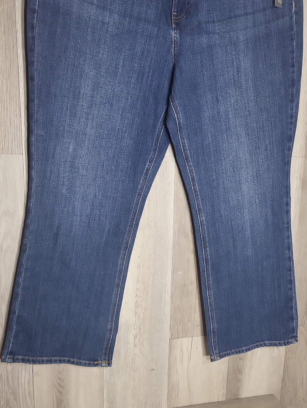 Talbots Demi Boot Cut Crop Jeans Women’s 14 NWT Medium Wash Denim Slimming - Picture 3 of 8